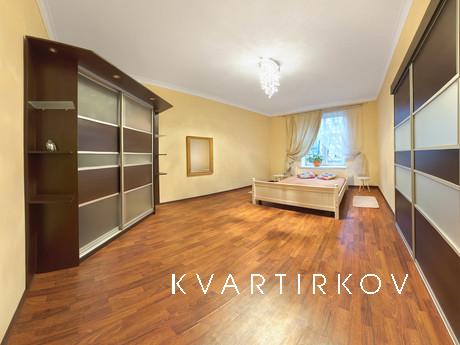 Luxurious 3 bedroom apartment, Lviv - apartment by the day