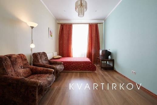 Spacious 2-bedroom in the metro, Санкт-Петербург - квартира подобово