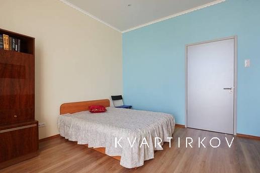 Spacious 2-bedroom in the metro, Санкт-Петербург - квартира подобово