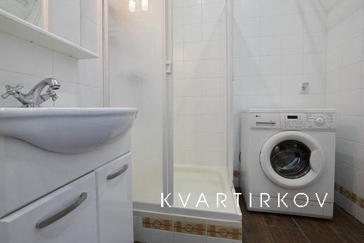 Spacious 2-bedroom in the metro, Санкт-Петербург - квартира подобово