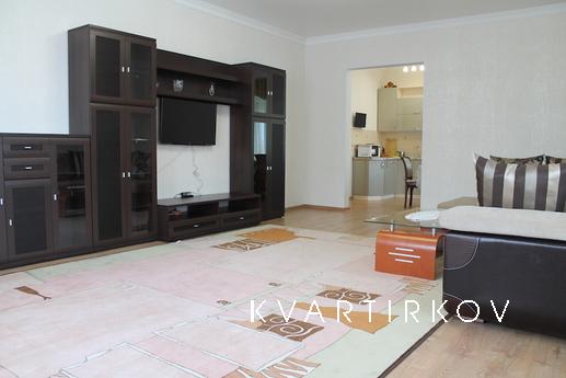 Инфраструктура: 
Удобная транспортная развязка, центр города