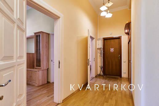 Prostora 2 k. Museum provulok 8 B, Kyiv - apartment by the day
