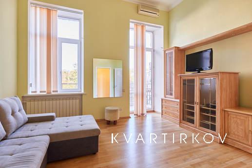 Modernized dvokimnatna apartment after repair. Rooms are dif