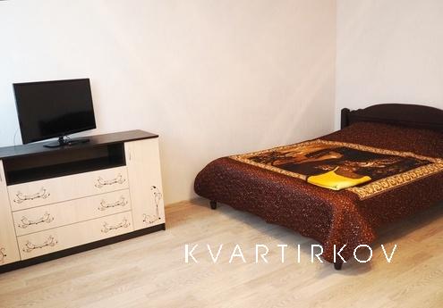 В комнате большая двуспальная кровать и двуспальный диван. О