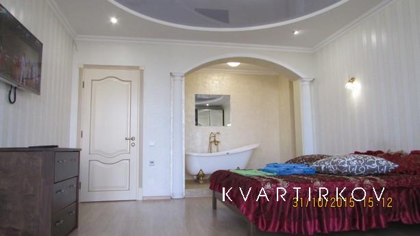 4 bedrooms with sea views 200 m, Odessa - apartment by the day
