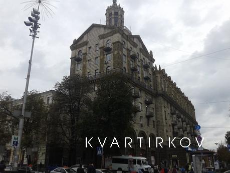 3 BR. apartment in the heart of Kiev, on ul.Kreschatik.V thi