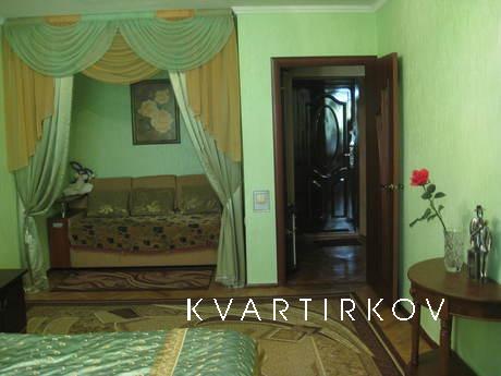 1 bedroom metro Livoberezhna, Kyiv - apartment by the day