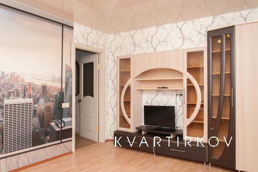 Рядом с УрФУ/УПИ, Институтом МЧС, Суворовским училищем, Киро