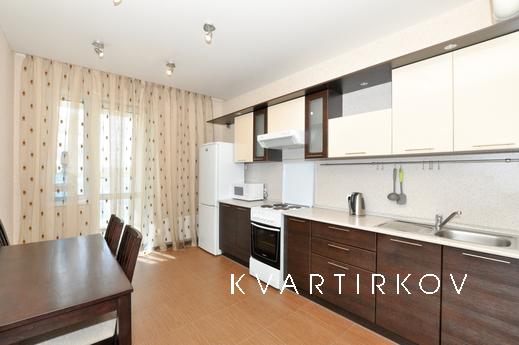 Marin Dom na Bazhova 68, Yekaterinburg - apartment by the day