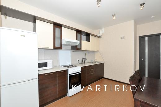 Marin Dom na Bazhova 68, Yekaterinburg - apartment by the day