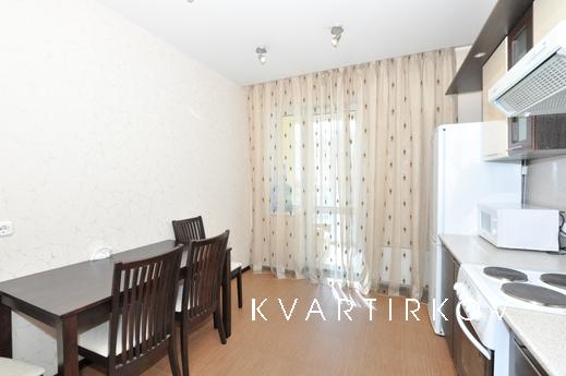 Marin Dom na Bazhova 68, Yekaterinburg - apartment by the day