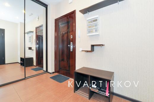 Marin Dom na Bazhova 68, Yekaterinburg - apartment by the day