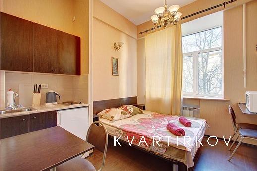 Сдается уютная светлая квартира-студия в центре города (2 кв