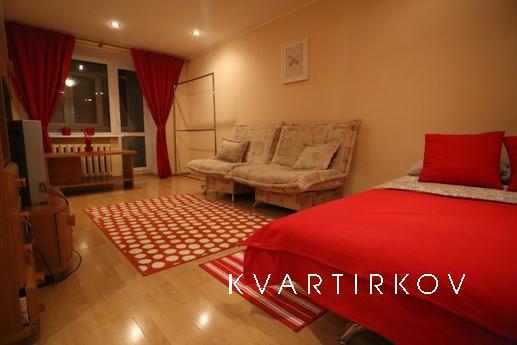 Квартира находится по одной из главных городских улиц. Окна 