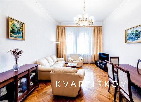 Дом у метро. В районе магазины, ТЦ, рестораны. Имеется всё н