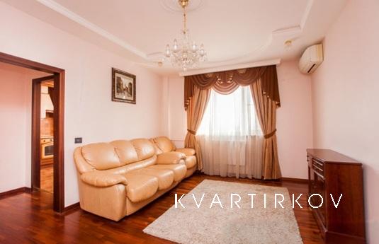 Трехкомнатная квартира со стильным ремонтом расположена неда