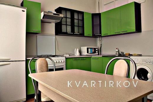 Фасадный Сталинский дом на Ленинградском проспекте. Рядом ме