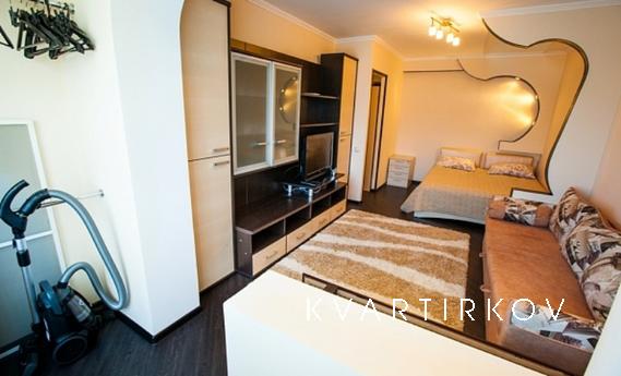 Сдается однокомнатная квартира в тюменском микрорайоне.
Рядо