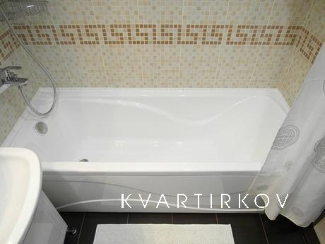 Сдается однокомнатная квартира в тюменском микрорайоне.
Рядо