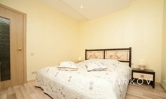 Сдается двухкомнатная квартира в тюменском микрорайоне.
Рядо