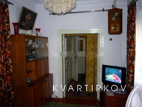 Cheap rooms - 3 minutes from the sea, Berdiansk - apartment by the day