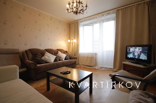 Прекрасная трёхкомнатная квартира в солидном доме в самом це