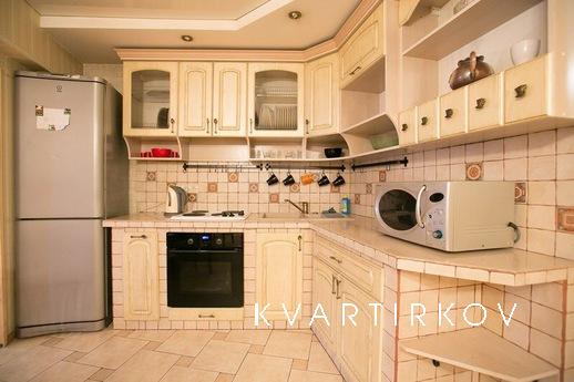 Светлая , уютная, просторная, теплая квартира в ярких тонах 