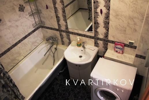 Bedroom large bright apartment, Tyumen - apartment by the day