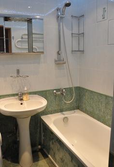 Bedroom bright apartment, Tyumen - apartment by the day