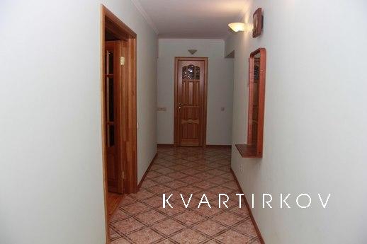 Трехкомнатная чистая квартира в центре, Тюмень - квартира посуточно