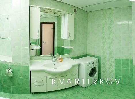 Трехкомнатная чистая квартира в центре, Тюмень - квартира посуточно