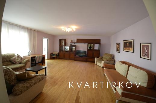 Площадь квартиры - 150м2, два туалета, два балкона. Консьерж