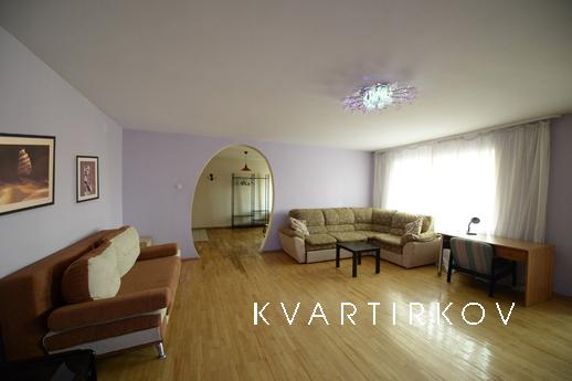 Четырехкомнатная большая квартира, Тюмень - квартира посуточно