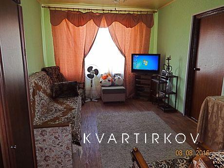 Неподалеку от дома находится Царицынский парк,рядом с домом 