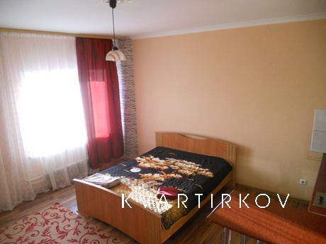 Стидия в самом центре.
В шаговой доступности 