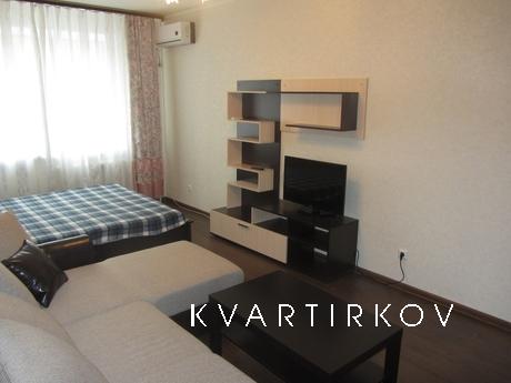 Сдается однокомнатная квартира в тюменском микрорайоне. Рядо