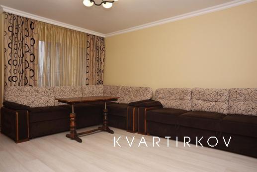 I rent the 3-room apartment in the center of Kiev on the str