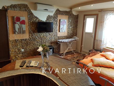 a small cottage with sea view, Odessa - apartment by the day