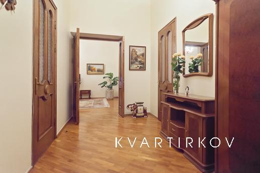 Apartment LUX Gorodetsky Maidan parking, Kyiv - apartment by the day