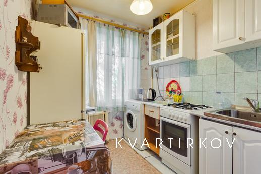 1 bedroom apartment near the metro, Moscow - apartment by the day