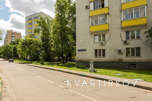 1 bedroom apartment near the metro, Moscow - apartment by the day