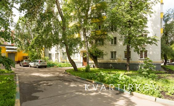 1 bedroom apartment near the metro, Moscow - apartment by the day