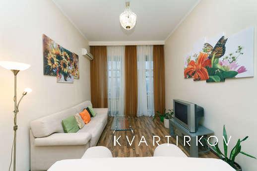 2 room apartment in Kiev downtown, on the 2nd floor. High ce