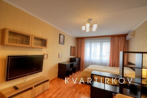 Представьте, как красивый на фотографиях дворец превращается