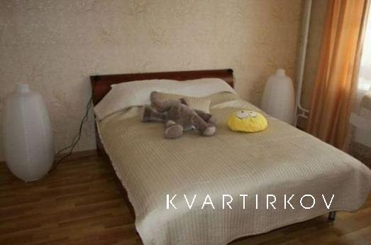 На ночь, часы, сутки. Расположена рядом метро. Квартира отли