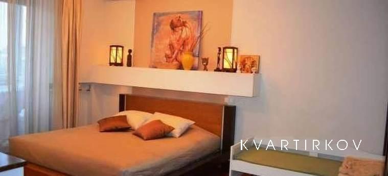 На ночь, часы, сутки. Рядом метро. Просторная комната с двус