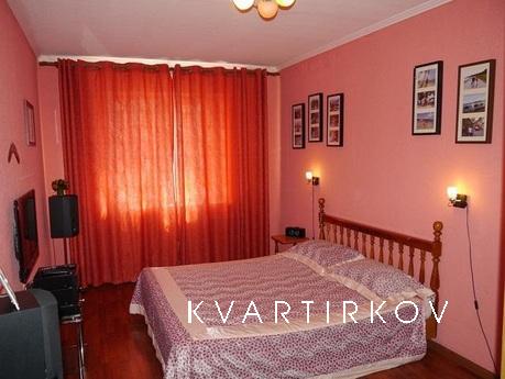 Уютная просторная квартира расположена рядом с метро Сокол. 