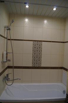 1 комнатная у Нефтегаза посуточно, Тюмень - квартира посуточно