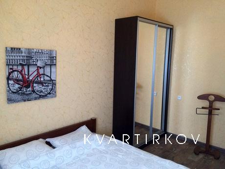 Three-bedroom apartment in the center, Kyiv - apartment by the day