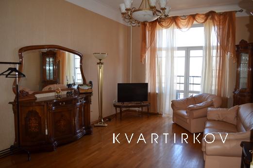 Cozy 4-room apartment of 180 m2 with a view of the Peter and